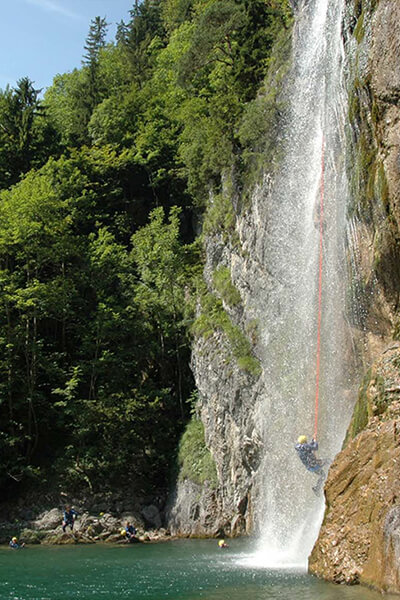 „Kletterer erklimmt Felswand neben rauschendem Wasserfall im Almdorf Winkl“
„Person beim Sportklettern an steiler Felswand unmittelbar neben einem tosenden Wasserfall“
„Outdoor-Klettern an einer Felswand mit Wasserfall im Hintergrund in der Alpenlandschaft“