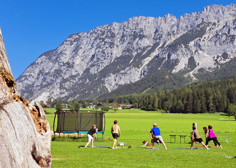 „Berg-Yoga im Almdorf Winkl inmitten der Alpen“ „Yoga in der Natur – Entspannung und Balance im Almdorf“ „Freiluftyoga auf der Terrasse im Almdorf Winkl“