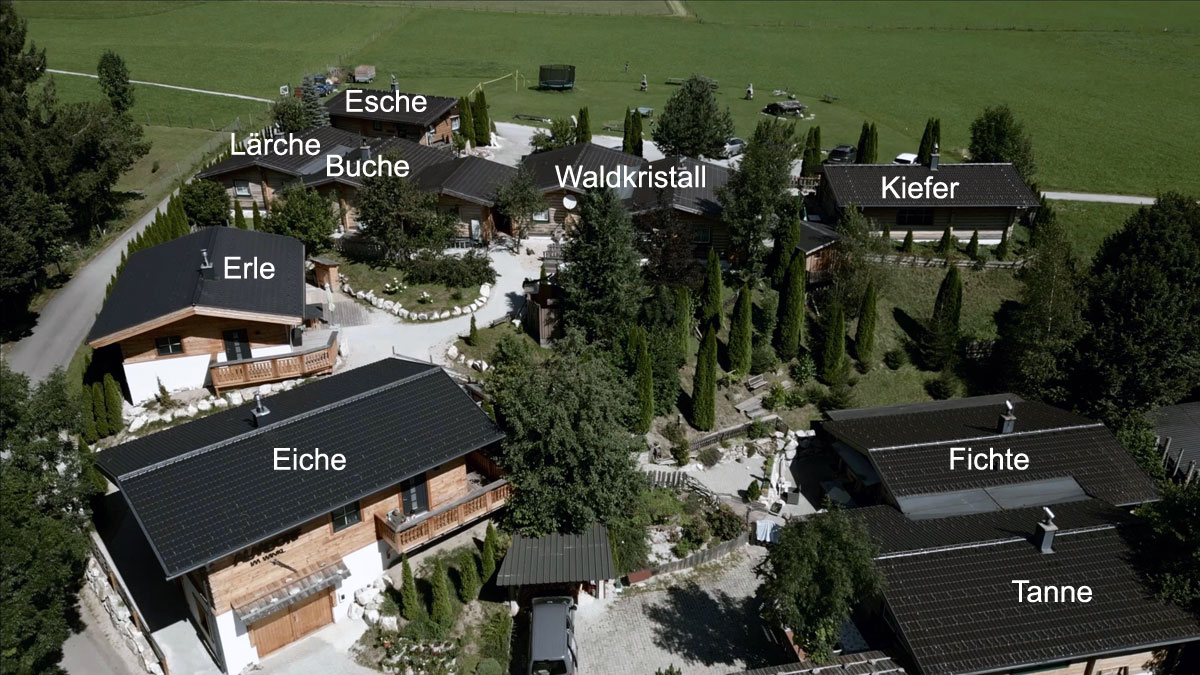 Almhütte außen im Sommer:
„Traditionelle Almhütte im Hüttendorf des Almdorf Winkl, umgeben von grünen Wiesen und Bergpanorama.“
Gemütliches Hütten-Interieur:
„Rustikales Wohnzimmer einer Almhütte mit Holzverkleidung, Kaminfeuer und Kuschelcouch.“
Hüttendorf im Winter:
„Verschneite Almhütten im Hüttendorf des Almdorf Winkl mit glitzerndem Schneefeld und Berggipfeln.“
Abendstimmung am Kamin:
„Gäste genießen die Abendstimmung vor dem knisternden Kaminfeuer in einer gemütlichen Almhütte.“