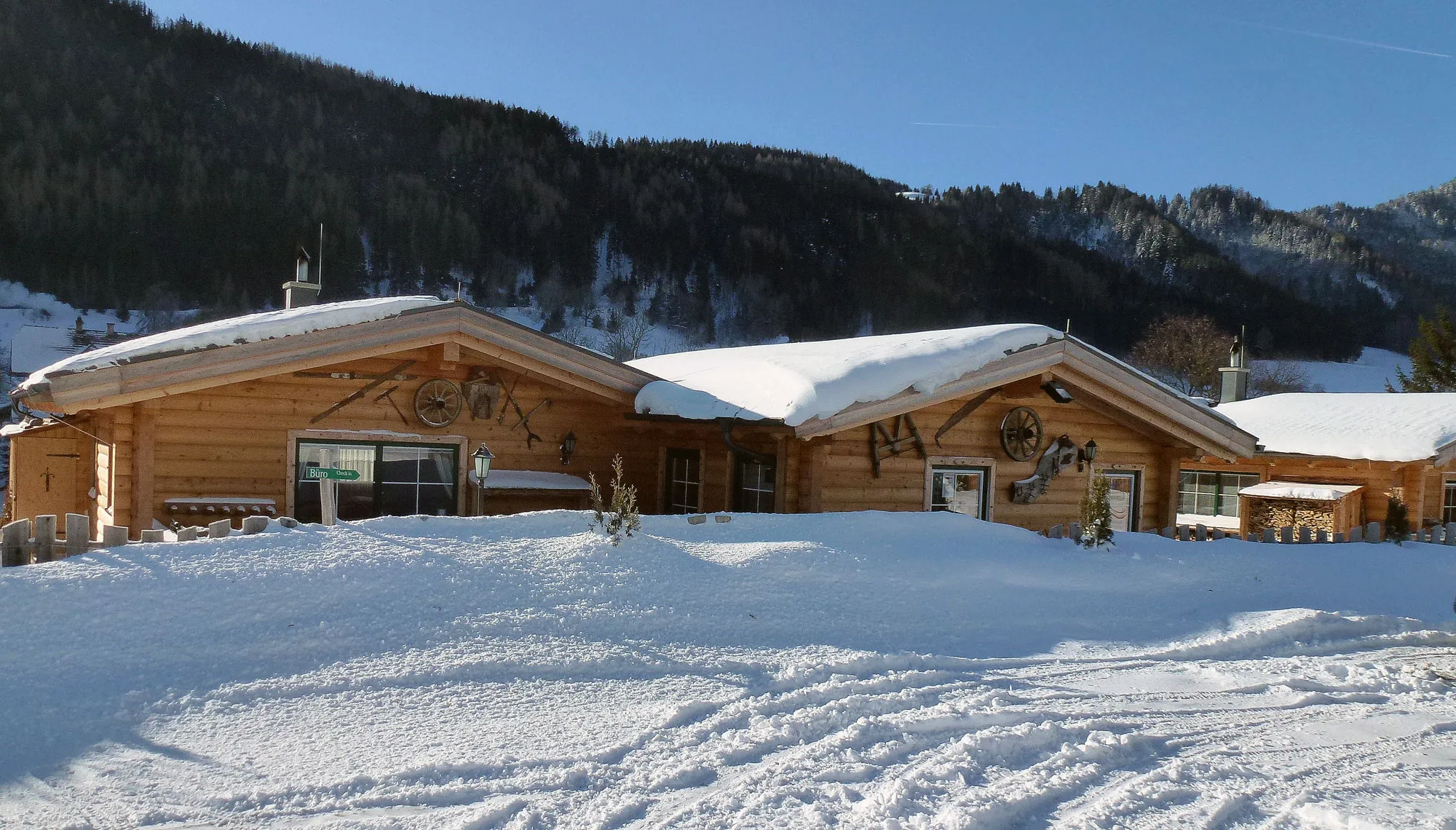 Almdorf im Winkl im Winter: echte Blockhäuser im Schnee – ruhige, stufenlose Wege