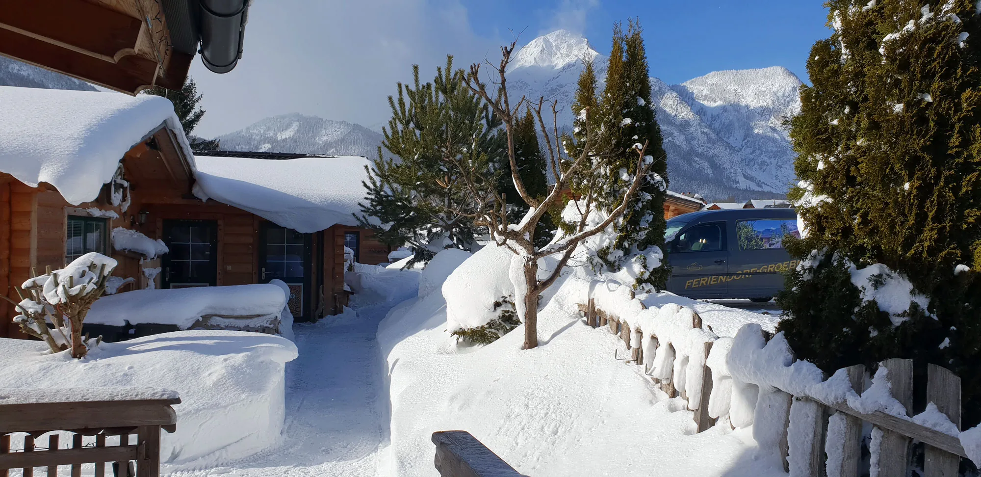 Winterstimmung im Almdorf im Winkl – Blockhaus-Chalets mit Bergblick