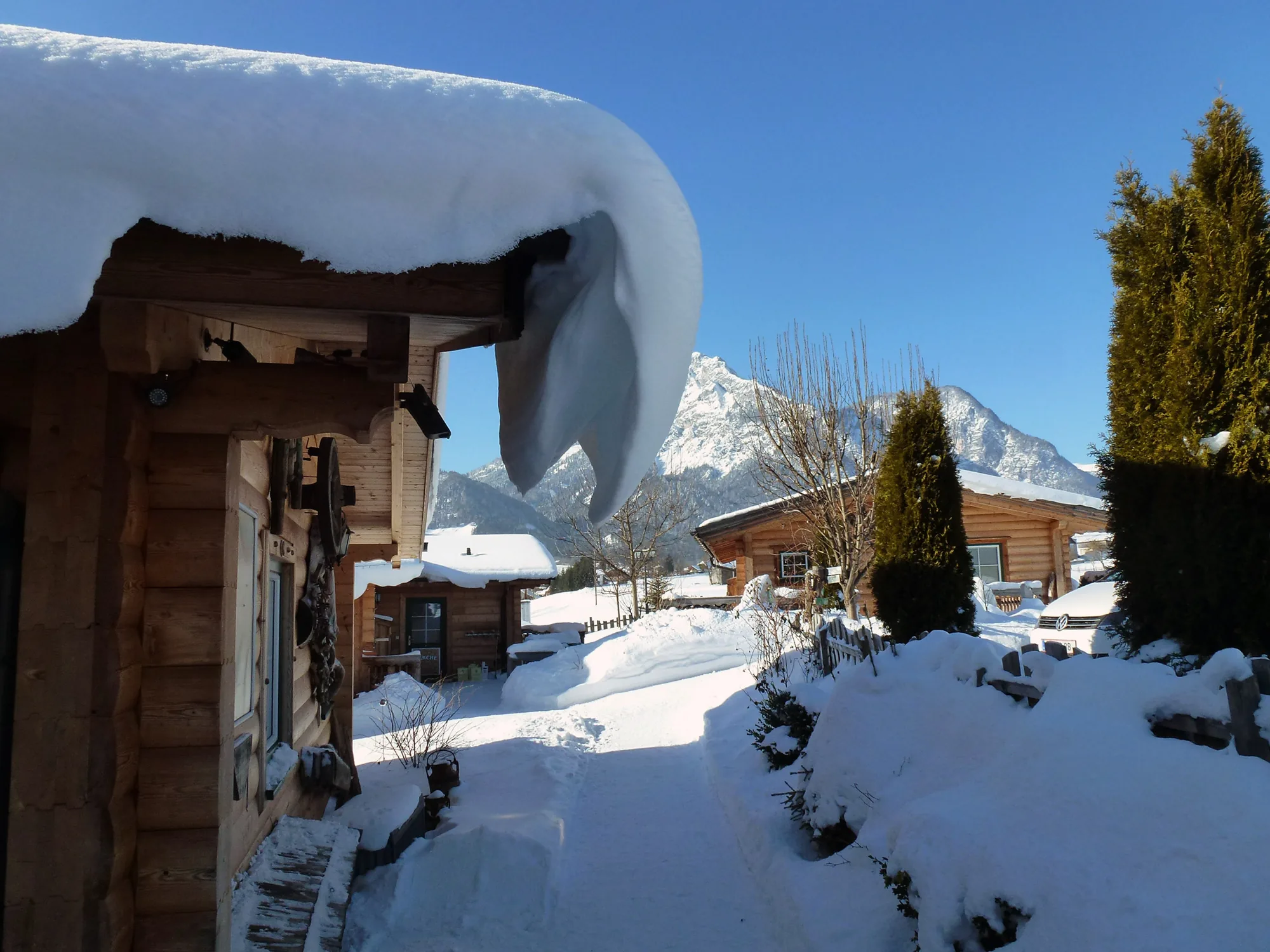 Stufenlose Wege zwischen den Chalets – Winterweg mit Blick auf den Stoderzinken