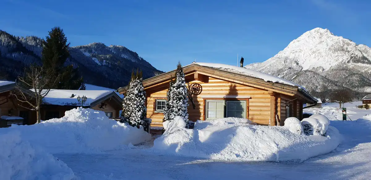 Winter im Almdorf im Winkl – Blockhaus-Chalets im Schnee